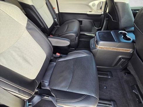 Used 2025 Toyota Sienna Platinum image 19
