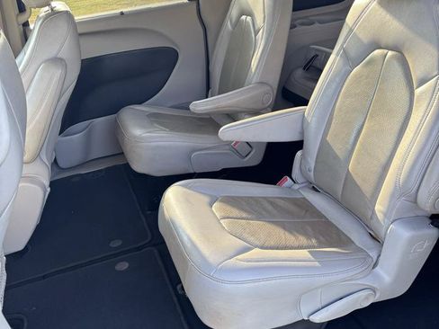 Used 2021 Chrysler Pacifica Touring-L FWD image 9