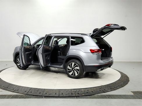 Used 2024 Volkswagen Atlas SE image 13