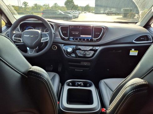 New 2026 Chrysler Pacifica Select image 6