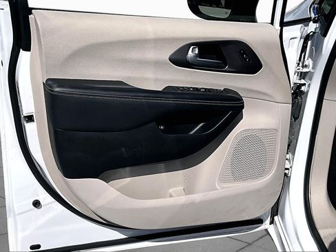 Used 2024 Chrysler Pacifica Limited FWD image 22