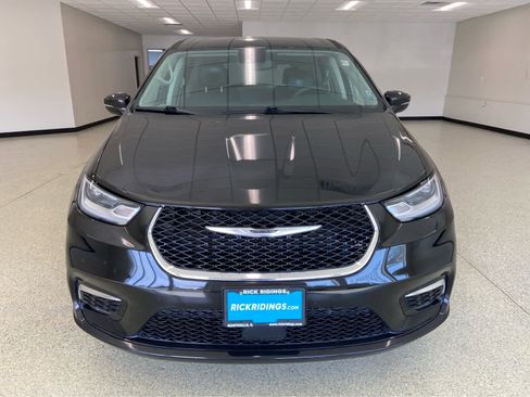 Used 2024 Chrysler Pacifica Touring-L FWD image 4