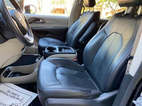 Used 2020 Chrysler Pacifica Touring-L FWD image 30