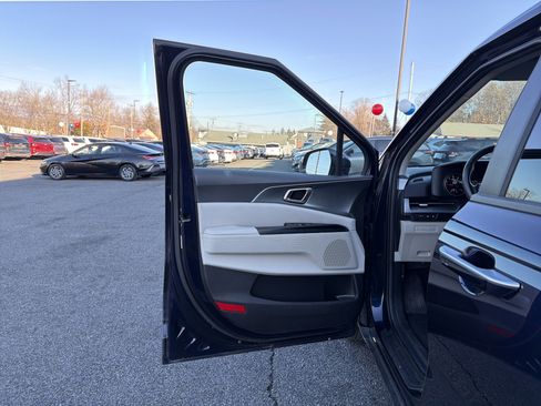 Used 2023 Kia Carnival LX image 11