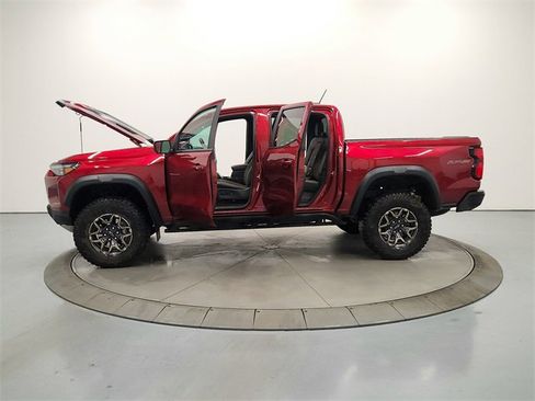 Used 2025 Chevrolet Colorado ZR2 image 12