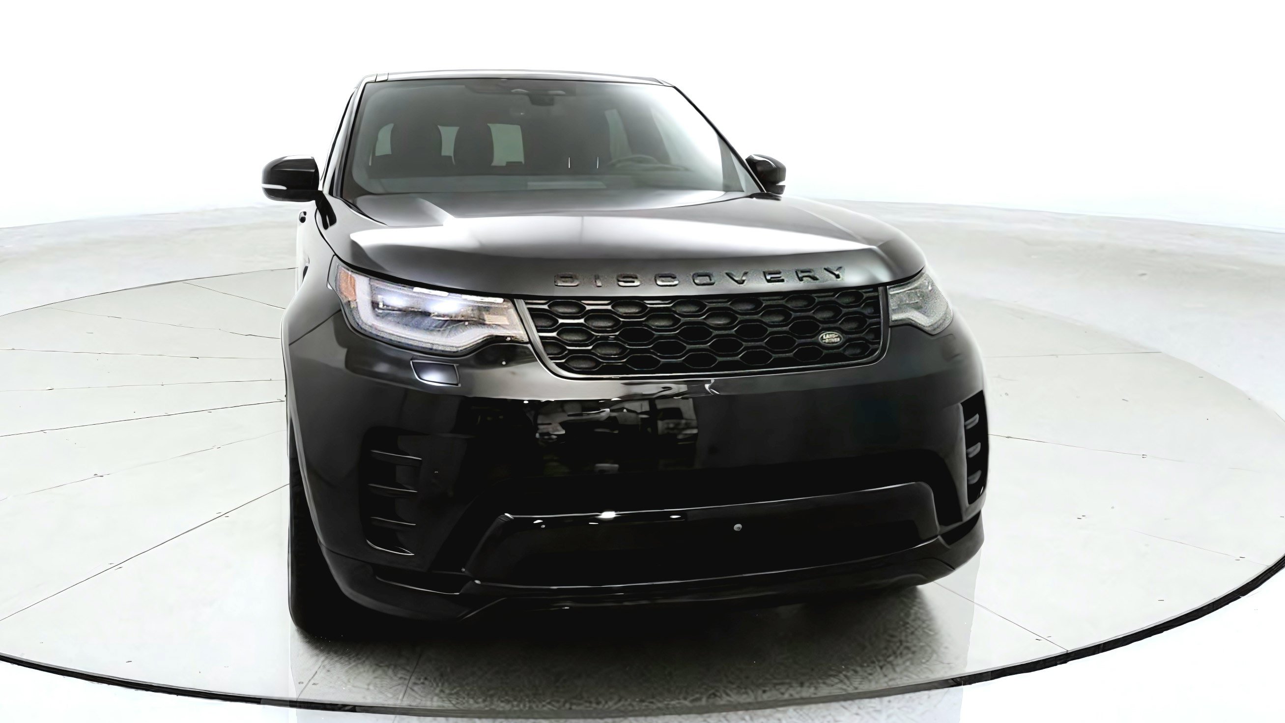 Used 2024 Land Rover Discovery Dynamic SE AWD/4WD image 2