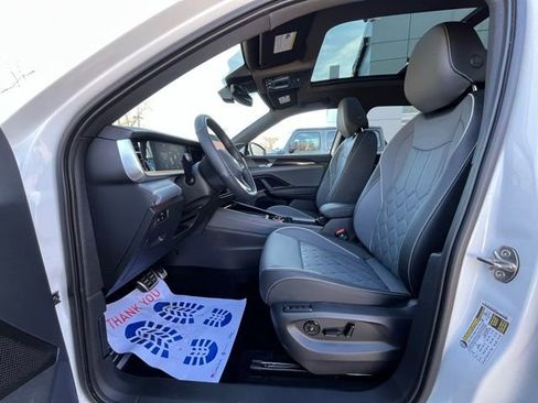 Certified 2025 Volkswagen Tiguan SEL R-Line image 28