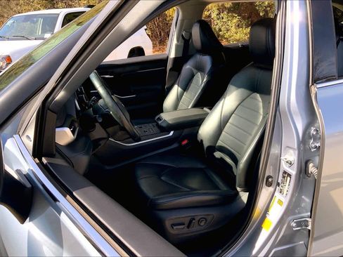 Used 2022 Toyota Highlander XLE image 8