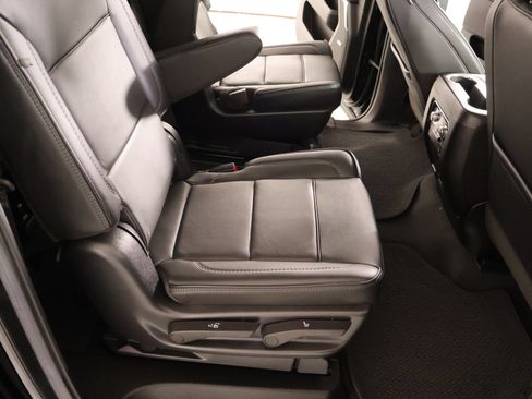 Used 2022 GMC Yukon XL Denali w/ Denali Premium Package AWD/4WD image 15