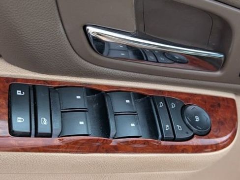 Used 2014 Chevrolet Suburban LTZ image 11