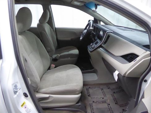 Used 2017 Toyota Sienna L image 23