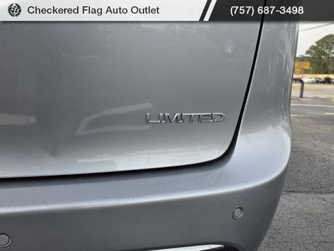 Used 2018 Chrysler Pacifica Limited image 18