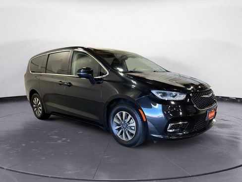 Used 2023 Chrysler Pacifica Touring-L FWD image 1