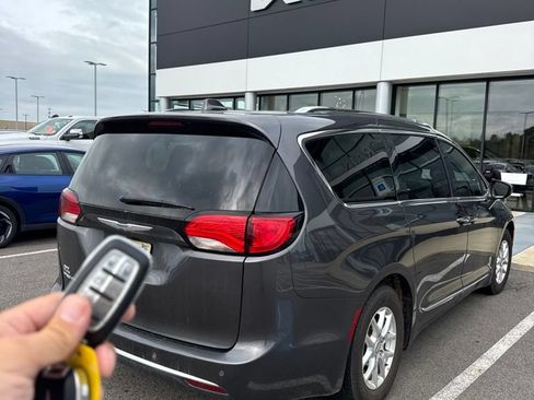 Used 2020 Chrysler Pacifica Touring-L FWD image 11
