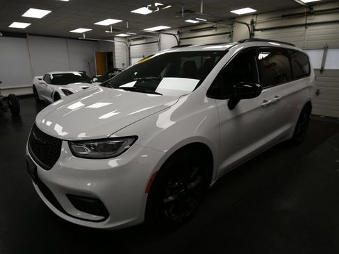 Used 2025 Chrysler Pacifica Limited FWD image 3