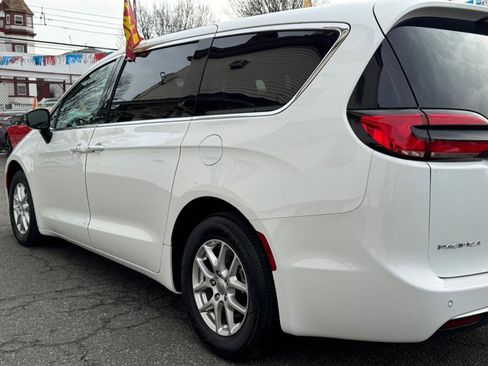 Used 2024 Chrysler Pacifica Touring-L image 33