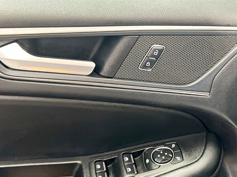 Used 2020 Ford Edge SE image 16