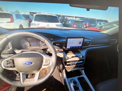 Certified 2022 Ford Explorer XLT w/ Equipment Group 202A RWD image 9
