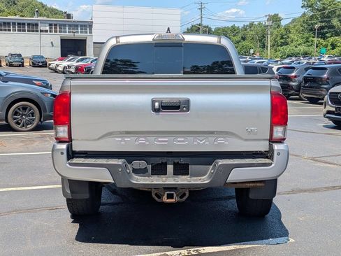 Used 2017 Toyota Tacoma TRD Sport AWD/4WD image 3