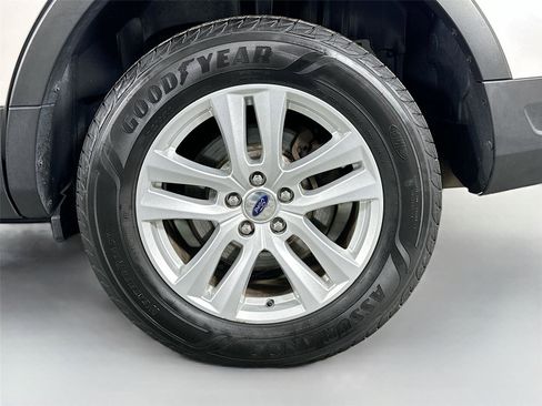 Used 2018 Ford Explorer XLT w/ Equipment Group 202A image 31