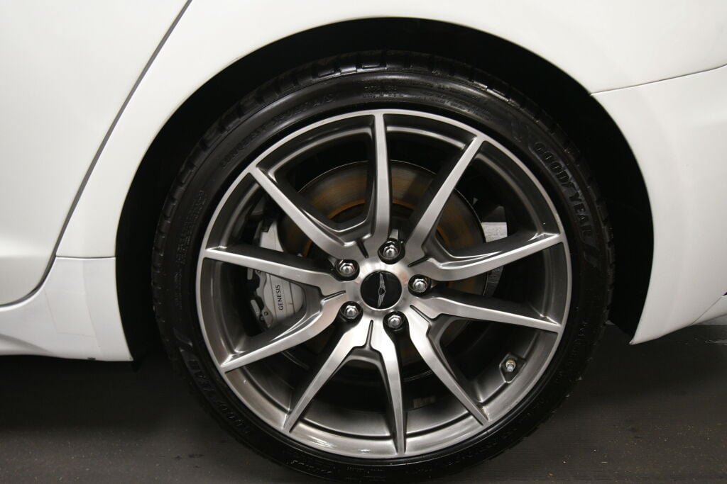 Used 2025 Genesis G70 2.5T image 32