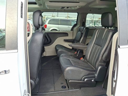 Used 2016 Chrysler Town & Country Touring-L image 13