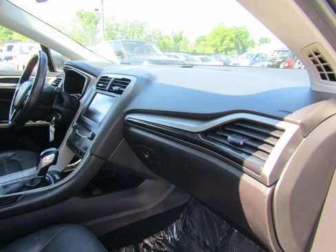 Used 2013 Ford Fusion SE FWD image 16