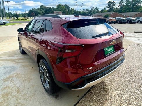 Certified 2024 Chevrolet Trax LT w/ Sunroof Package image 11