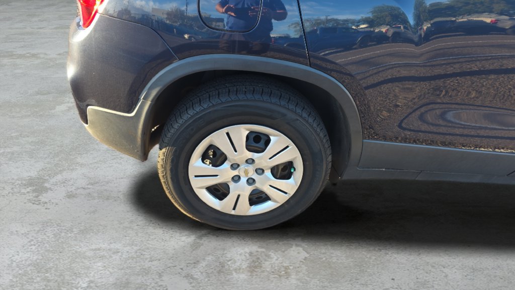 Used 2018 Chevrolet Trax LS w/ LPO, Cargo Package FWD image 21