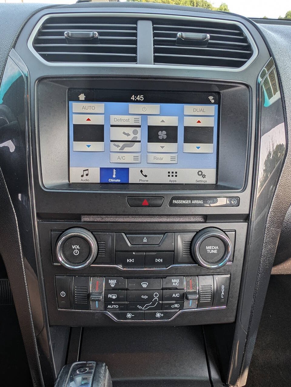 Used 2017 Ford Explorer XLT w/ Equipment Group 201A AWD/4WD image 15