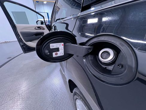 Used 2018 Chrysler Pacifica Touring-L w/ Tire & Wheel Group FWD image 42