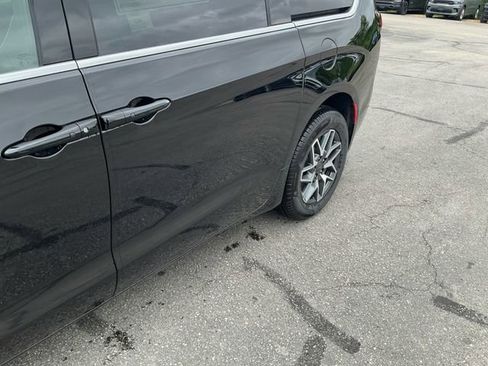 New 2027 Chrysler Pacifica Limited AWD/4WD image 20