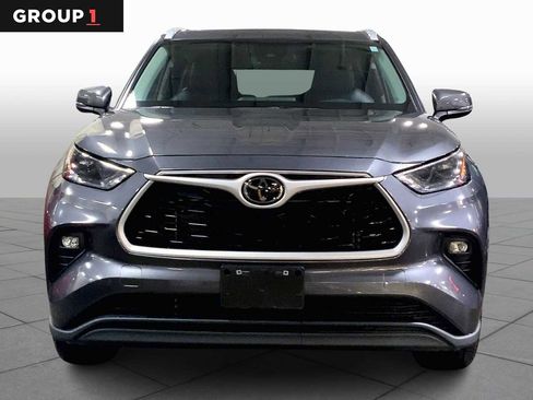 Used 2024 Toyota Highlander XLE image 3