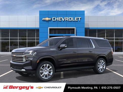 Used 2024 Chevrolet Suburban High Country image 3