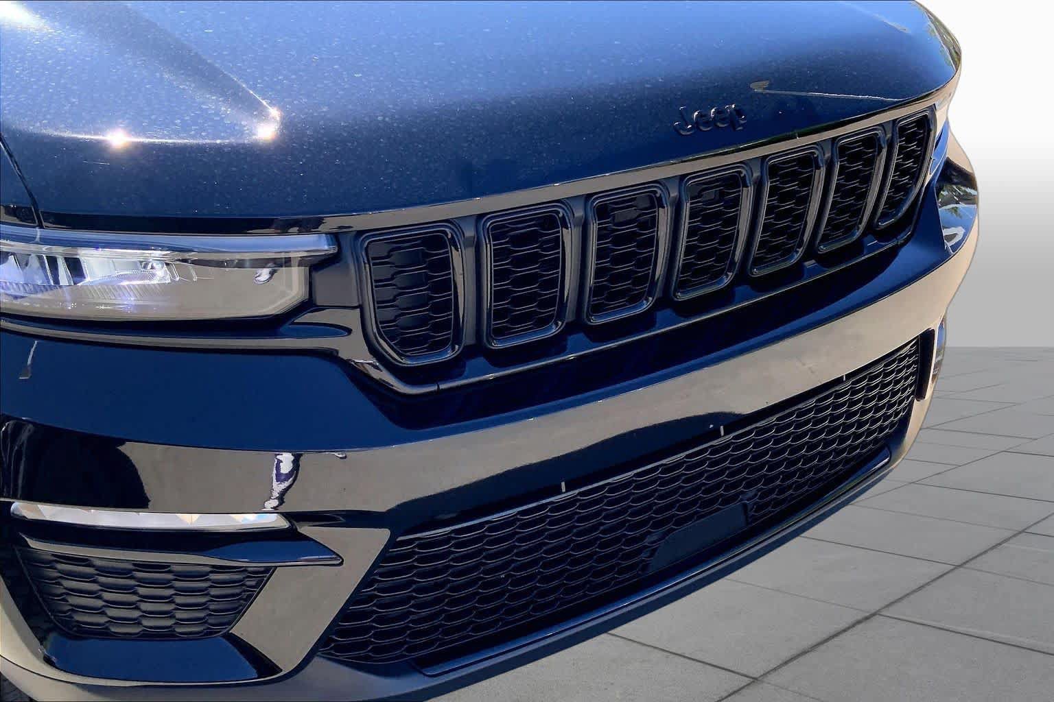 Used 2024 Jeep Grand Cherokee Limited w/ Black Appearance Package AWD/4WD image 28