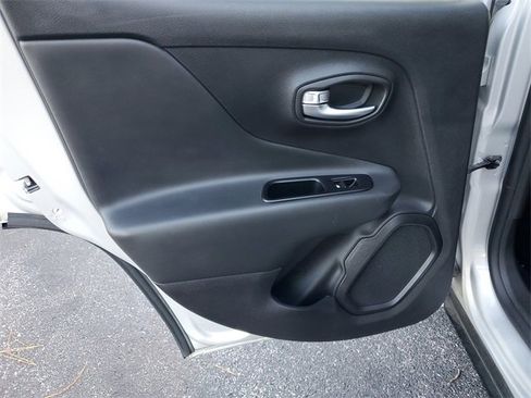 Used 2020 Jeep Renegade Altitude w/ UConnect 8.4 Nav Group image 12