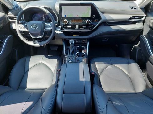 Used 2025 Toyota Highlander Limited AWD/4WD image 3