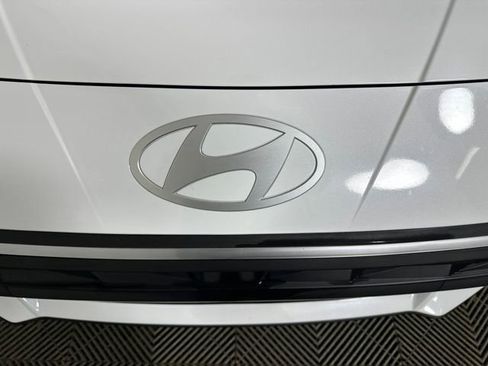 Certified 2025 Hyundai Elantra SE image 9