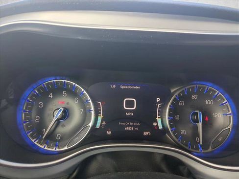 Used 2025 Chrysler Pacifica Limited FWD image 11