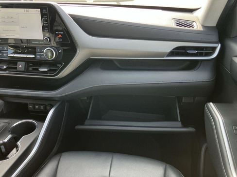 Used 2021 Toyota Highlander XLE image 16