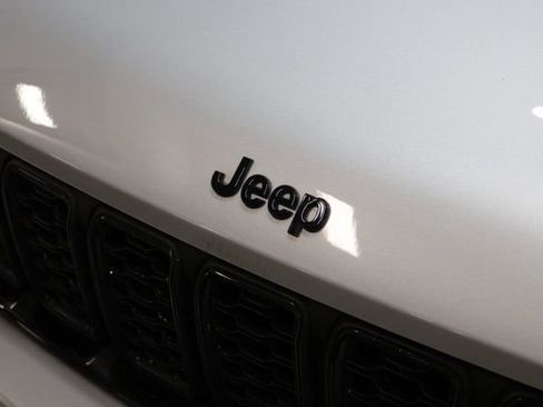 Used 2023 Jeep Grand Cherokee Altitude AWD/4WD image 10