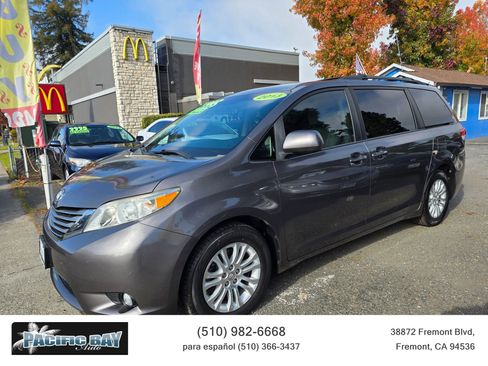 Used 2013 Toyota Sienna XLE image 3
