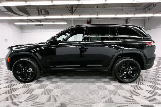 Used 2023 Jeep Grand Cherokee Altitude AWD/4WD image 14