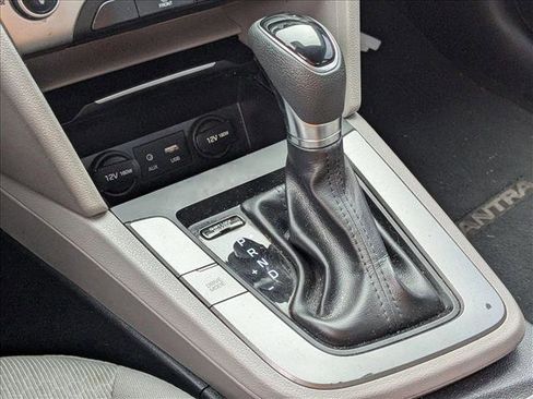 Used 2017 Hyundai Elantra SE image 11