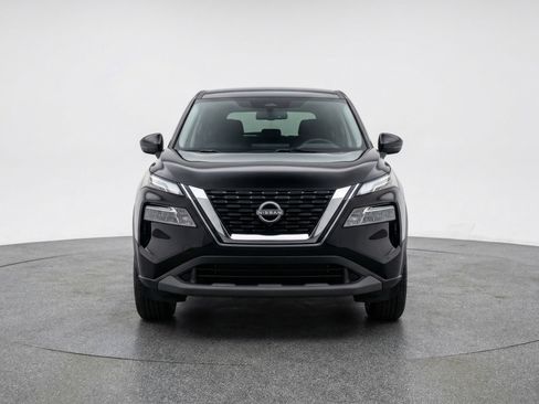 Used 2025 Nissan Rogue SV image 2