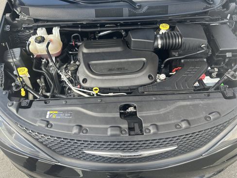 Used 2023 Chrysler Voyager LX image 37