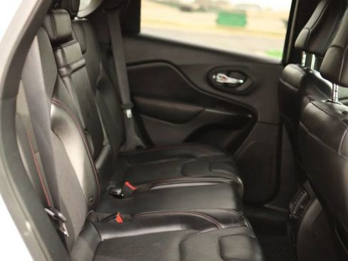 Used 2019 Jeep Cherokee Trailhawk AWD/4WD image 41