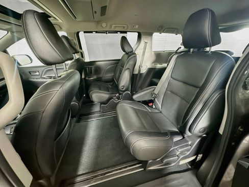 Used 2020 Toyota Sienna SE Premium FWD image 29