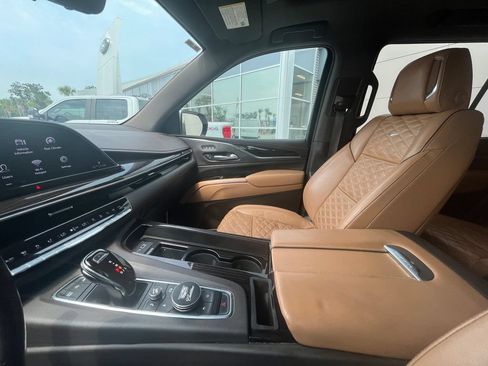 Used 2021 Cadillac Escalade Premium Luxury AWD/4WD image 18