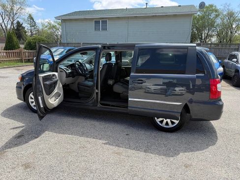 Used 2014 Chrysler Town & Country Touring image 20